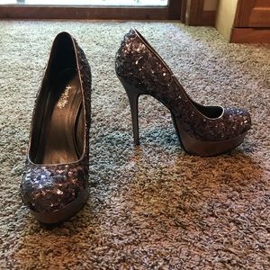 Sequin pumps